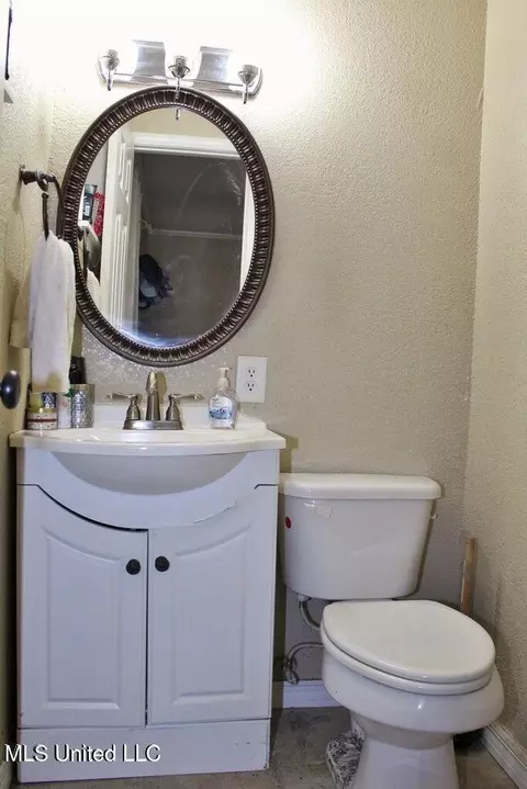 Bath - 9808 Briarcliff Dr, Moss Point, MS 39562 photo 1 of 3