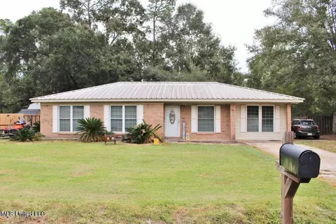 9808 Briarcliff Dr, Moss Point, MS 39562