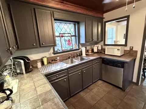 Kitchen - 149 Stonegate Dr, Madison, MS 39110 photo 3 of 3