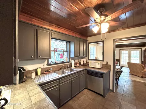 Kitchen - 149 Stonegate Dr, Madison, MS 39110 photo 1 of 3