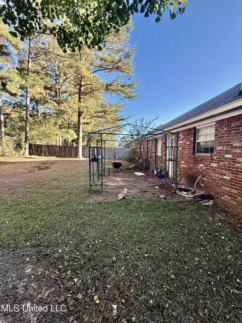 Exterior - 862 Windward Dr, Richland, MS 39218 photo 2 of 4