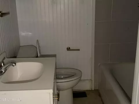 Bath - 1704 Linden Pl, Jackson, MS 39202 photo 1 of 1