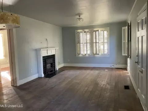Living - 1704 Linden Pl, Jackson, MS 39202 photo 1 of 3