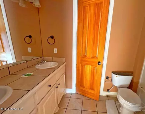 Bath - 4550 Ridgewood Rd, Jackson, MS 39211 photo 2 of 3