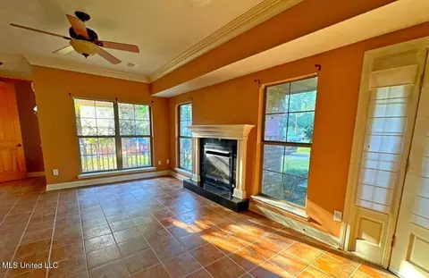 Living - 4550 Ridgewood Rd, Jackson, MS 39211 photo 1 of 2