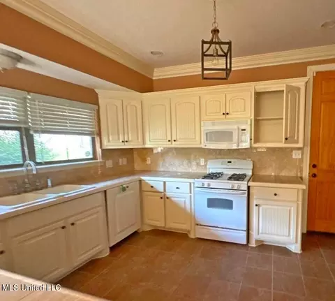 Kitchen - 4550 Ridgewood Rd, Jackson, MS 39211 photo 2 of 2