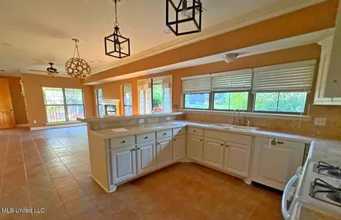 Kitchen - 4550 Ridgewood Rd, Jackson, MS 39211 photo 1 of 2