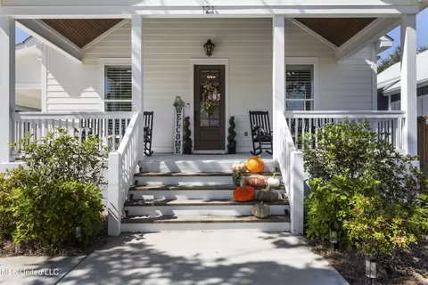 121 Eleanor Ave, Pass Christian, MS 39571