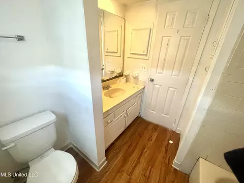 Bath - 1201-1202 Jamestown Way, Jackson, MS 39211 photo 2 of 2
