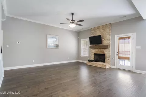 Living - 537 Vinson Rd, Hernando, MS 38632 photo 3 of 3