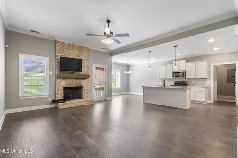 Living - 537 Vinson Rd, Hernando, MS 38632 photo 2 of 3