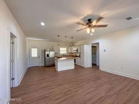 Living - 533 Hudson Rd, Sardis, MS 38666 photo 2 of 2