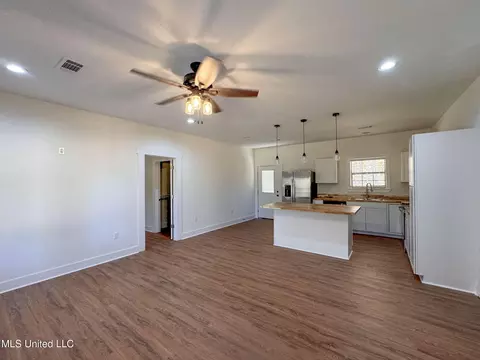 Living - 533 Hudson Rd, Sardis, MS 38666 photo 1 of 2