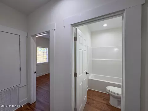 Entry Way - 533 Hudson Rd, Sardis, MS 38666 photo 5 of 10