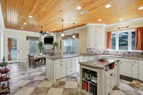 Kitchen - 202 Esplanade Dr, Brandon, MS 39047 photo 3 of 6