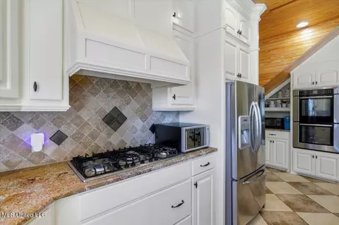 Kitchen - 202 Esplanade Dr, Brandon, MS 39047 photo 5 of 6