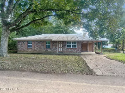 285 Mcginty St, Fayette, MS 39069