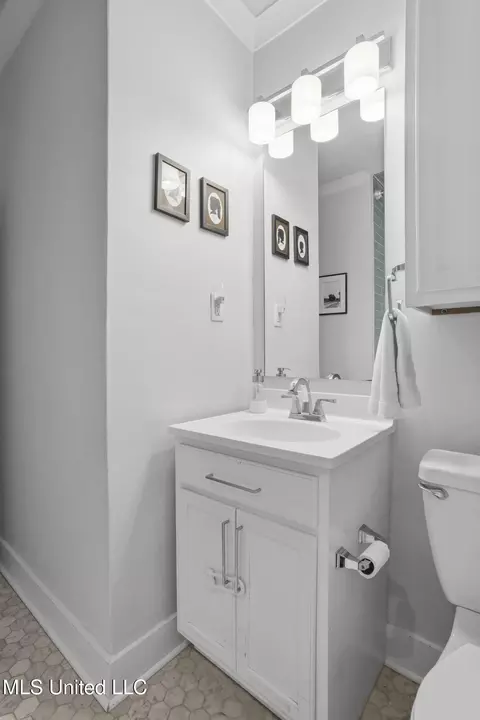 Bath - 1711 Poplar Blvd, Jackson, MS 39202 photo 2 of 4
