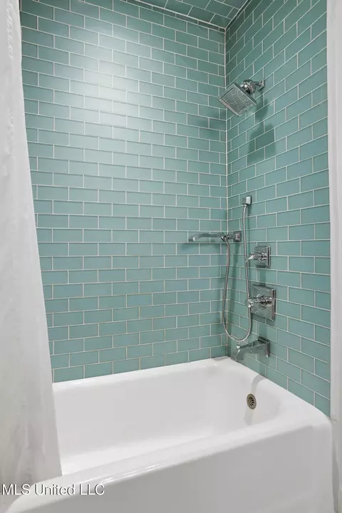Bath - 1711 Poplar Blvd, Jackson, MS 39202 photo 3 of 4