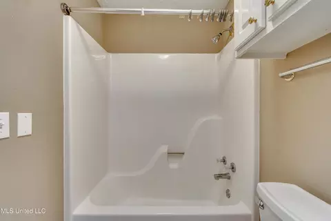 Bath - 103 Copperridge Dr, Brandon, MS 39042 photo 8 of 8