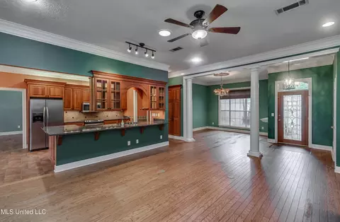Living - 103 Copperridge Dr, Brandon, MS 39042 photo 5 of 7