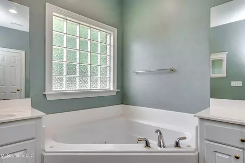 Bath - 103 Copperridge Dr, Brandon, MS 39042 photo 1 of 8