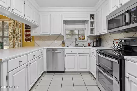 Kitchen - 3003 Stonehendge Dr, Brandon, MS 39042 photo 2 of 2