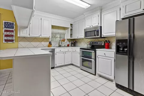 Kitchen - 3003 Stonehendge Dr, Brandon, MS 39042 photo 1 of 2