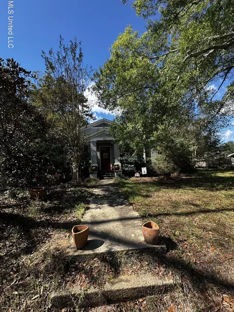 320 NE 2nd Ave, Magee, MS 39111
