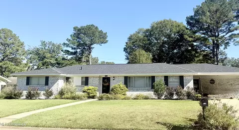 516 Chestnut St, Grenada, MS 38901