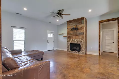 Living - 950 S Malone Rd, Hernando, MS 38632 photo 1 of 3