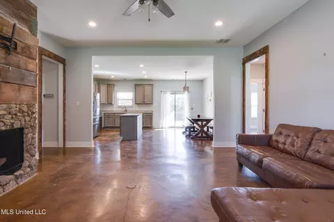 Living - 950 S Malone Rd, Hernando, MS 38632 photo 2 of 3