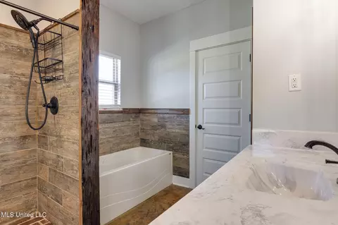 Bath - 950 S Malone Rd, Hernando, MS 38632 photo 3 of 5