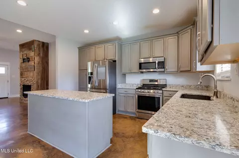 Kitchen - 950 S Malone Rd, Hernando, MS 38632 photo 2 of 3