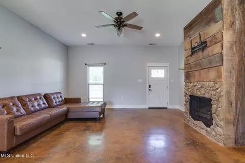 Living - 950 S Malone Rd, Hernando, MS 38632 photo 3 of 3