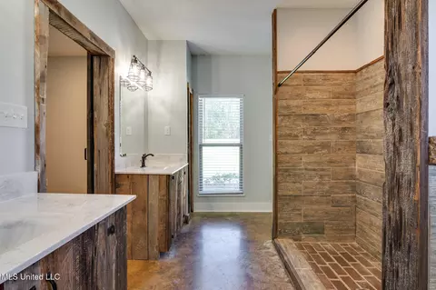 Bath - 950 S Malone Rd, Hernando, MS 38632 photo 1 of 5