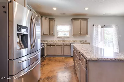 Kitchen - 950 S Malone Rd, Hernando, MS 38632 photo 3 of 3