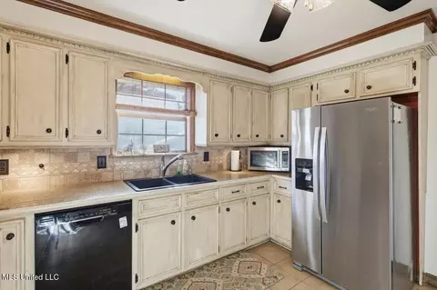 Kitchen - 43 Sunline Ct, Brandon, MS 39042 photo 2 of 3