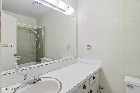Bath - 2372 Upper Dr, Pearl, MS 39208 photo 2 of 2