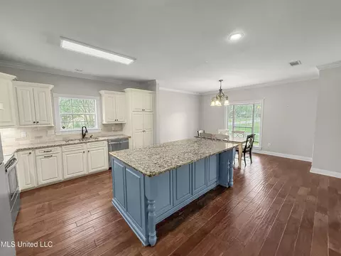 Kitchen - 1122 Lakeview Dr, Summit, MS 39666 photo 4 of 7