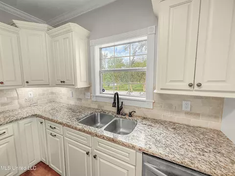 Kitchen - 1122 Lakeview Dr, Summit, MS 39666 photo 5 of 7