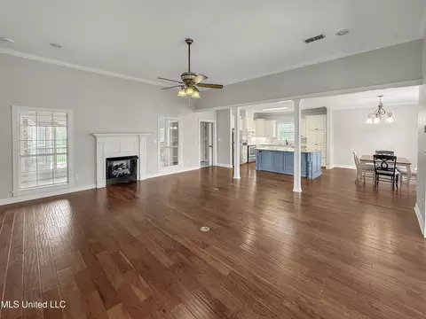 Living - 1122 Lakeview Dr, Summit, MS 39666 photo 2 of 7