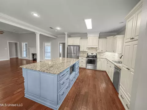 Kitchen - 1122 Lakeview Dr, Summit, MS 39666 photo 2 of 7