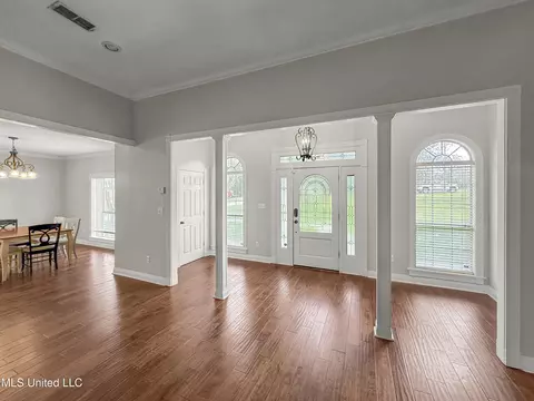 Entry Way - 1122 Lakeview Dr, Summit, MS 39666 photo 2 of 4