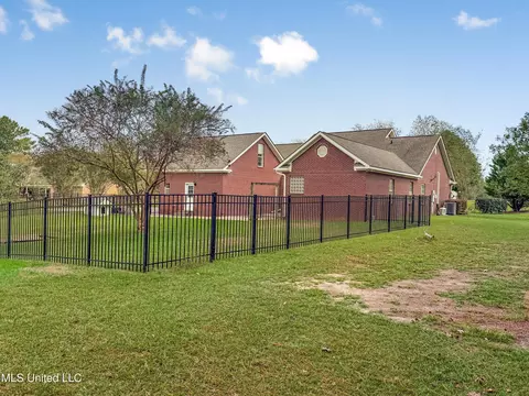 Exterior - 1122 Lakeview Dr, Summit, MS 39666 photo 5 of 21