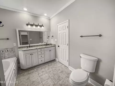 Bath - 1122 Lakeview Dr, Summit, MS 39666 photo 4 of 7