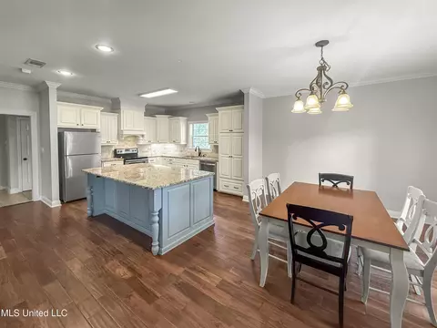 Dining - 1122 Lakeview Dr, Summit, MS 39666 photo 1 of 1