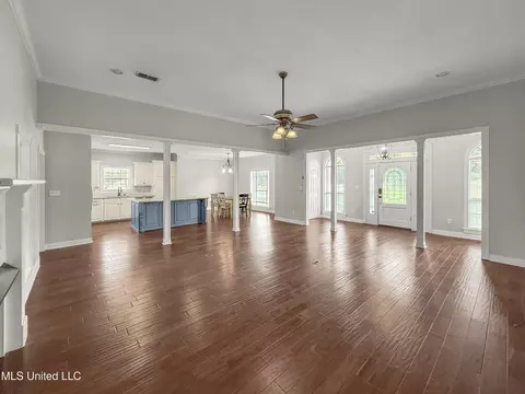 Living - 1122 Lakeview Dr, Summit, MS 39666 photo 3 of 7