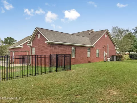 Exterior - 1122 Lakeview Dr, Summit, MS 39666 photo 4 of 21