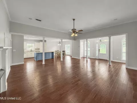 Living - 1122 Lakeview Dr, Summit, MS 39666 photo 1 of 7
